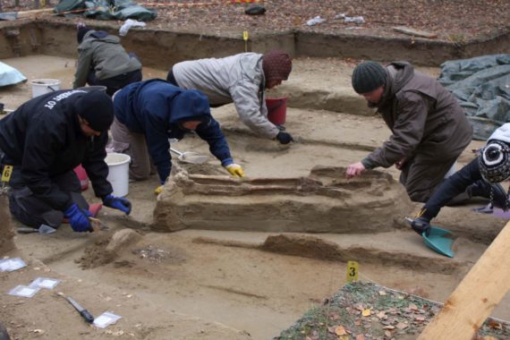 Arkeologit tutkivat Tuukkalan ruumiskalmistoa vuonna 2009.