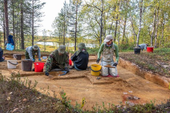Arkeologisten kenttäpalveluiden kaivausryhmästä tutkivat Malmio 10a:ta Soklin kaivausalueella 2.9.2019.